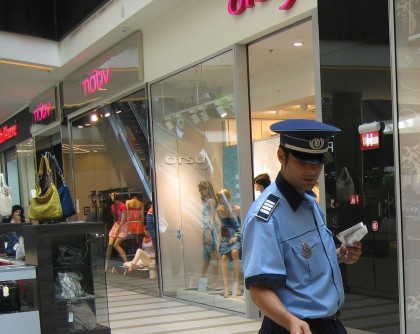 Tânăr PRINS furând HAINE de FIRMĂ dintr-un magazin de la Atrium Mall