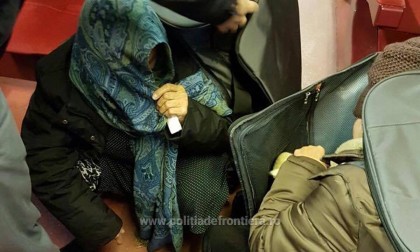 Două FEMEI ascunse în GEAMANTANE, depistate la Punctul de Trecere a Frontierei Curtici (FOTO + VIDEO)