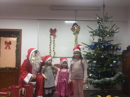 Corpul Expertilor Contabili și a Contabililor Autorizați din România, filiala Arad, în straie de sărbătoare, alături de Moș Crăciun, copiii MEMBRILOR și colindători (GALERIE FOTO)