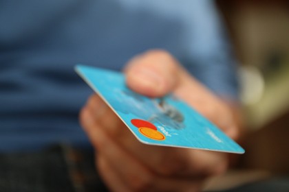 Din 1 ianuarie se schimbă sistemul plăților cu CARDUL. Ce trebuie să știe românii