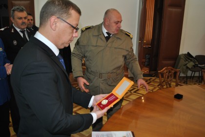 Prefectul Aradului a primit Emblema de Merit „Partener pentru Apărare”