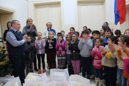 Studenții Facultății de Medicină Dentară din cadrul UVVG au oferit, în această săptămână, cadouri copiilor de la Școala Gimnazială „Iosif Moldovan” din Arad