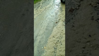 VIDEO/ Un drum județean s-a transformat într-un pârâu. Ce spun cetățenii despre Cionca și Pistru. Dar despre nașul Falcă