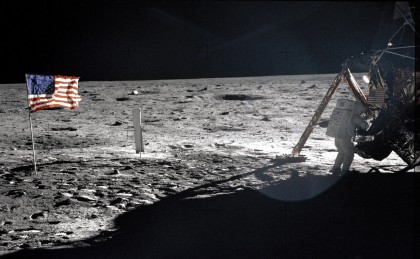 „Dovada că omul nu a ajuns niciodată pe Lună“: Misiunea Apollo ar fi fost filmată pe TERRA (VIDEO)