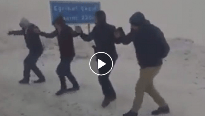 Haz de NECAZ: „Dansul celor blocaţi în zăpadă“ (VIDEO)