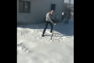 Nu ai mai văzut așa ceva IARNA: Românul care „taie“ zăpada cu COASA (VIDEO)