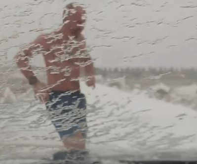 INCREDIBIL! Un ROMÂN s-a SCĂLDAT în Marea Negră pe COD ROȘU de VISCOL și NINSOARE (VIDEO)