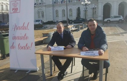 Parlamentarii PSD de Arad țin audiențele pe stradă. Igaș s-a oferit să le dea spații la Pecica (FOTO)