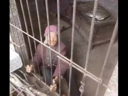 ȘOCANT! Această FEMEIE trăiește în CHINURI GROAZNICE: Ultimii ani i-a petrecut într-o CUȘCĂ (VIDEO/FOTO)
