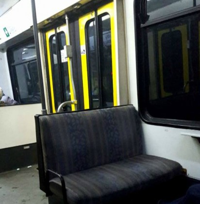 ARĂDENII se PLÂNG de condițiile din TRAMVAIE: „ – 14 grade afară, – 14 grade în tramvai. Frigul rezistă“ (FOTO)
