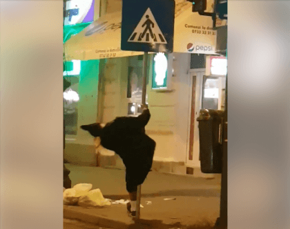 VIDEO/ „Dans la BARĂ“ în CENTRUL ARADULUI. Cum s-a DISTRAT tânărul din imagini în timp ce aştepta culoarea verde a semaforului