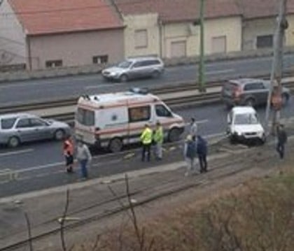 BREAKING NEWS/ O blondă a dat cu mașina în stâlp, pe Calea Radnei (FOTO)