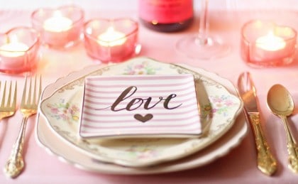 Valentine’s Day. UNDE sărbătorim Ziua Îndrăgostiţilor: Cu ce încearcă restaurantele ARĂDENE să-și atragă CLIENȚII  