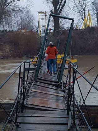 Autoritățile montează la Insula Mureș fostul pod de pontoane de la ștrand