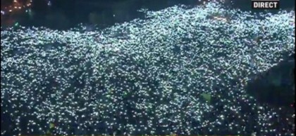 LIVE VIDEO: România FIERBE! Sute de mii de români sunt în stradă, în ciuda abrogării OUG nr. 13. Ce URMEAZĂ?