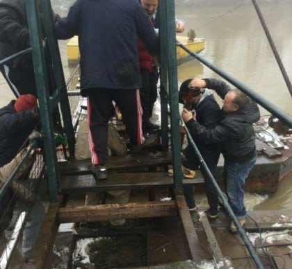 BREAKING NEWS/ Un ARĂDEAN a căzut în MUREŞ în timp ce repara podul de pontoane de la Insula Mureș. A fost LUAT DE CURENȚI