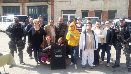 Bucurie MARE pentru tinerii din Centrul „Tabacovici“ Arad: Au vizitat sediul POLIŢIEI (GALERIE FOTO)