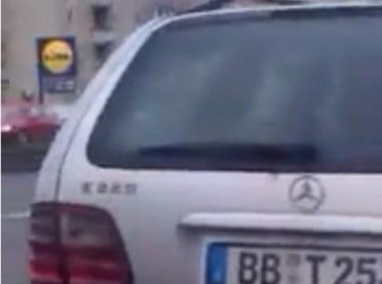 MISTERUL mașinilor cu ACELAȘI NUMĂR de ÎNMATRICULARE, parcate vizavi de sediul Poliției și bătrânelul simpatic înconjurat de tinere (VIDEO)