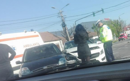 Accident pe Calea Timișorii. O ambulanță s-a deplasat rapid la fața locului (FOTO)