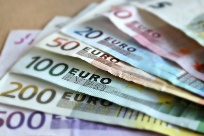 România CONTINUĂ demersurile pentru TRECEREA la moneda EURO