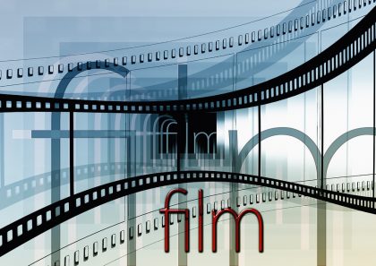 Vizionare de film la Sâmbăteni, pentru elevii şcolii din localitate
