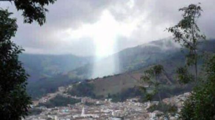 IMAGINI ULUITOARE: Iisus s-a arătat într-o localitate în care 17 persoane și-au PIERDUT VIAȚA într-o alunecare de teren (VIDEO)