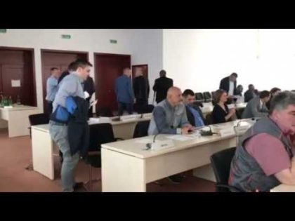 NO COMMENT… Scandal URIAȘ iscat în ședința extraordinară a CJA, în JOIA MARE (VIDEO)