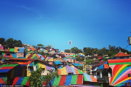 DESPRINS DIN POVEȘTI! Unde se află orașul pictat în culorile CURCUBEULUI (GALERIE FOTO)