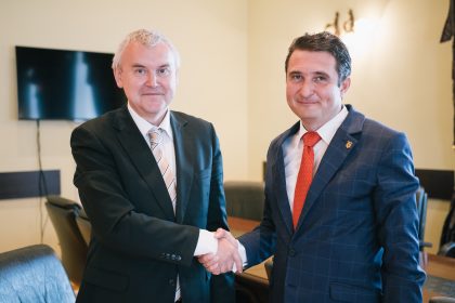 Ambasadorul Republicii Belarus s-a întâlnit cu viceprimarul municipiului Arad, Călin Bibarț