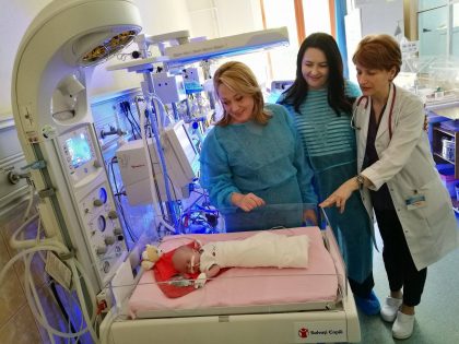 Aparatură medicală de ultimă generație donată pentru secția de neonatologie a unui spital din vestul țării