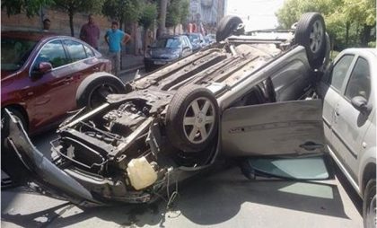IMPACT VIOLENT pe Tudor Vladimirescu! O mașină a ajuns cu roțile în sus (FOTO)