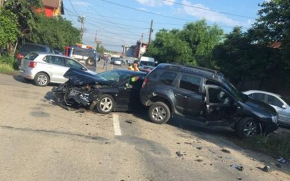Accident TERIBIL la Arad! Două mașini s-au izbit în plin într-o intersecție (FOTO)