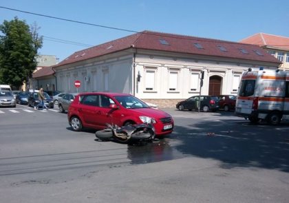 Motocicliști IZBIȚI în plin de o mașină, pe bulevardul Ștefan Augustin Doinaș