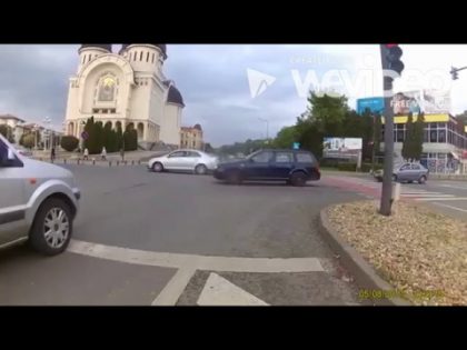 VIDEO/ Tupeu MAXIM din partea unui instructor auto: A ÎNCĂLCAT legislaţia rutieră şi a ŞICANAT un biciclist
