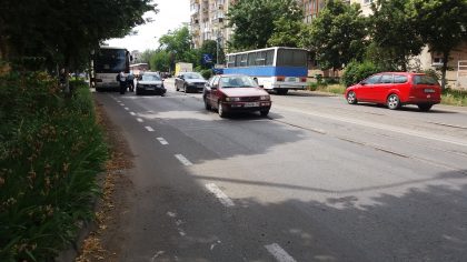 Accident pe Calea Voinicilor între un VW Passat şi un autobuz (GALERIE FOTO)