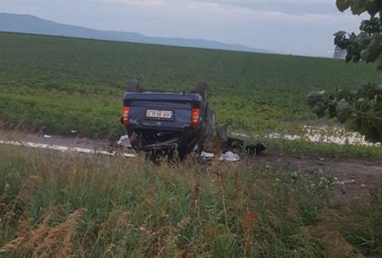 Autoturism RĂSTURNAT în șanț, într-o localitate din Arad! O persoană a rămas blocată înăuntru