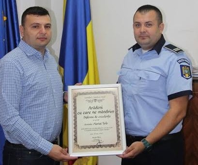 Sergiu Bîlcea i-a acordat o diplomă poliţistului erou care a salvat o fetiţă de la înec