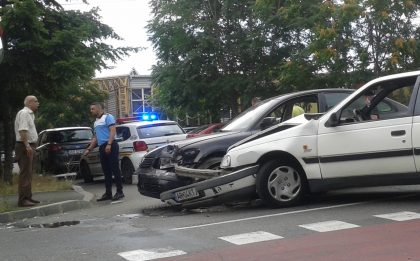 BREAKING NEWS/ ACCIDENT în centrul Aradului! Intervin Salvarea şi Poliţia (FOTO)