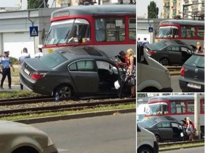 ACCIDENT la Kaufland, în Vlaicu: BMW LOVIT de TRAMVAI! Circulaţie BLOCATĂ (FOTO)