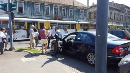 Mașină LOVITĂ de TRAMVAI în Piața Avram Iancu (FOTO)