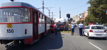 Accident GRAV pe Calea Aurel Vlaicu. Un TRAMVAI a intrat într-un MICROBUZ la intersecția din fața stadionului (VIDEO)
