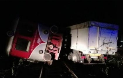 ACCIDENT FEROVIAR/ Un tren REGIO a DERAIAT după impactul cu un TIR. Pasagerii, preluați de mașini