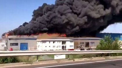 Incendiu VIOLENT aproape de Arad. Zeci de muncitori din FABRICĂ au fost surprinși de FLĂCĂRI (VIDEO)