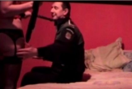 Poliţist în uniformă, filmat „la curve”! S-a lăsat bătut cu cureaua la fund
