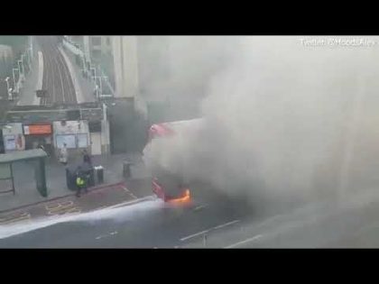 VIDEO/ Un AUTOBUZ a fost cuprins de FLĂCĂRI în timp ce pasagerii se aflau încă înăuntru