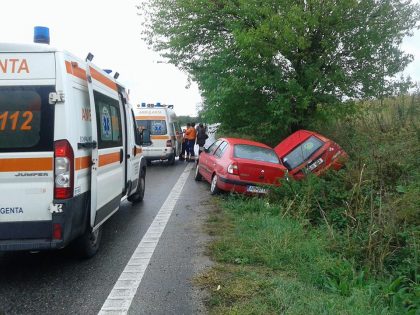 ACCIDENT în apropiere de Arad! Două mașini au ajuns în șanț, iar șoferii sunt răniți