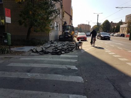Au început lucrările pentru refacerea integrală a trotuarului de pe Calea Romanilor (FOTO)
