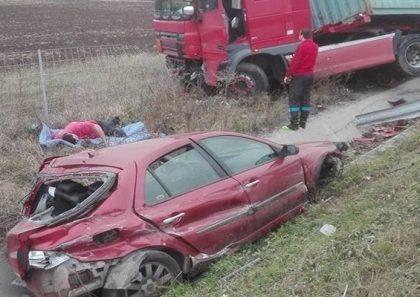 Impact VIOLENT pe Autostrada Arad – Timișoara! O mașină și un TIR au ajuns în șanț (FOTO)