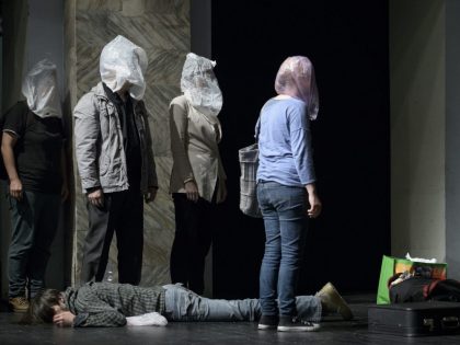 Actori arădeni pe scena bucureșteană: Coproducția „Exit” se joacă în cadrul Platformei Internaționale de Teatru București #4