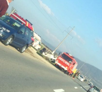 ACCIDENT GRAV pe drumul judeţean Arad – Şiria. Două persoane, PRINSE ÎNTRE FIARELE maşinii